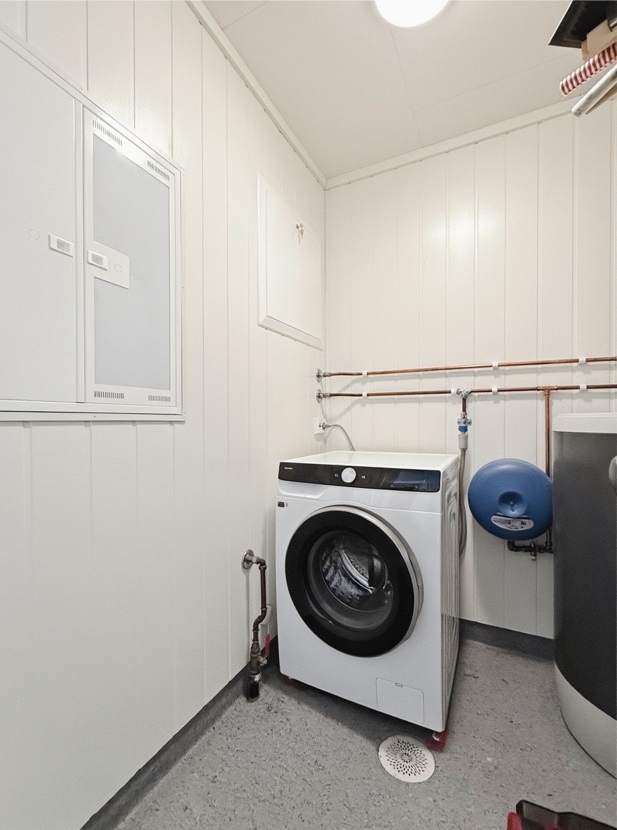 Vaskerom med varmtvannsbereder og opplegg for vaskemaskin Galleribilde