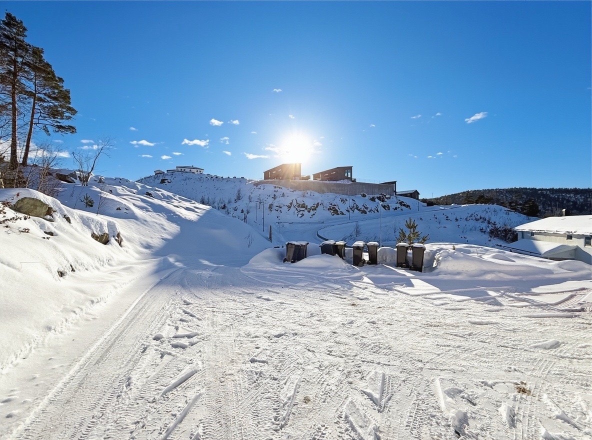 Adkomstvei til boligen med gode parkeringsmuligheter og flott utsikt Galleribilde