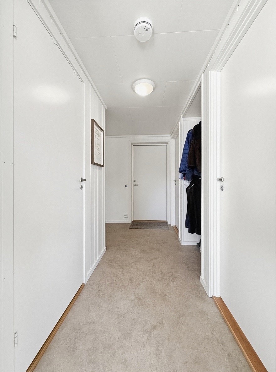 Lys entré med garderobeplass og adkomst til alle rom Galleribilde