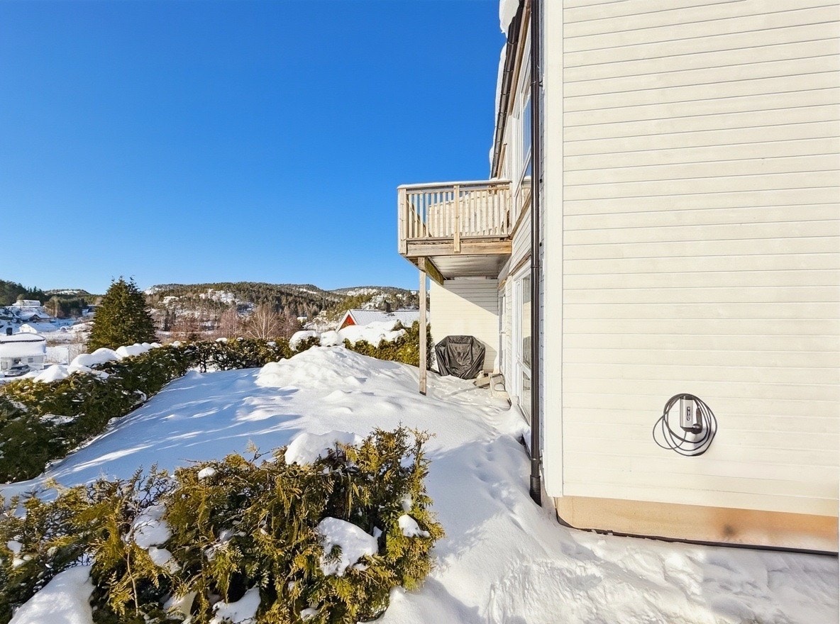 Vegghengt elbillader ved parkeringsplassen for enkel lading av elbil Galleribilde