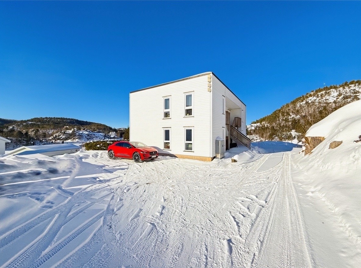 Stor gårdsplass med god snuplass og plass til flere biler Galleribilde