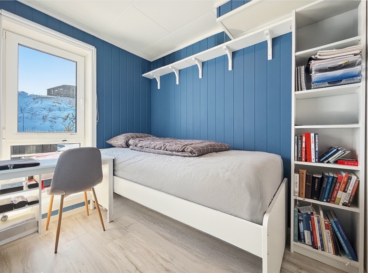 Soverom nummer to med skriveplass, garderobe og bokhylle Galleribilde