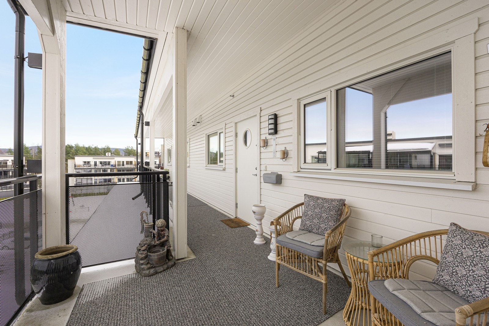 Utenfor inngangsdøren er det plass til en liten sittegruppe. Galleribilde