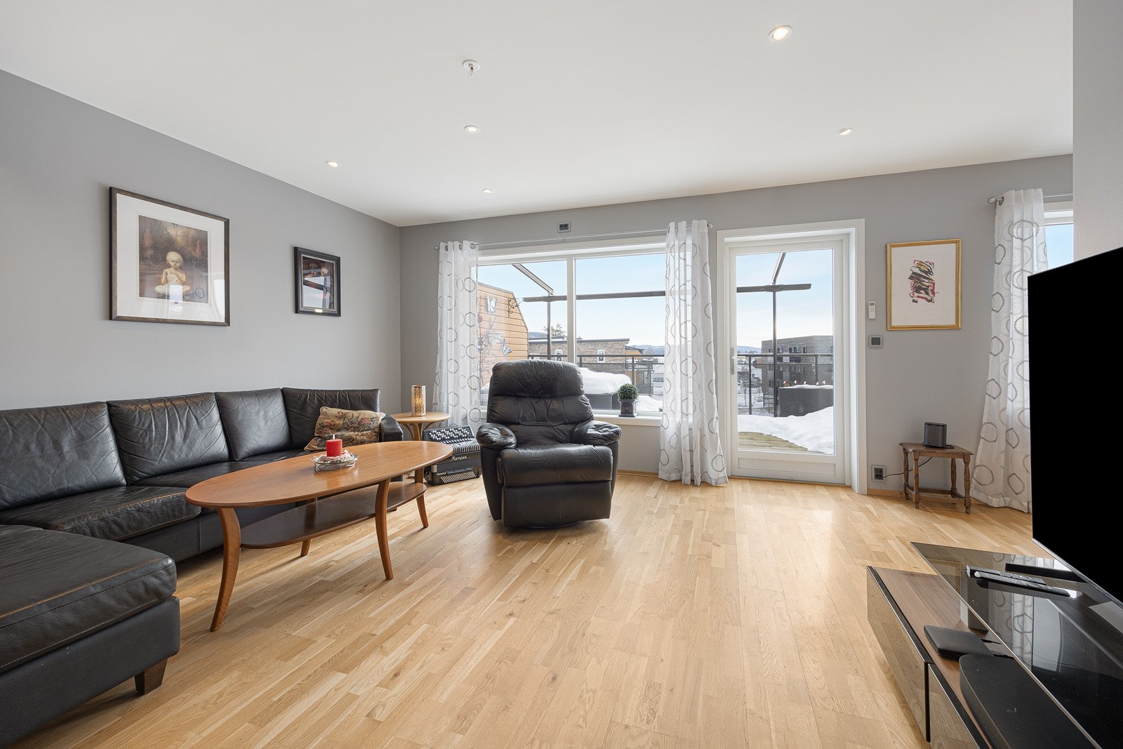 Stuen har parkettgulv med sømløs overgang til spiseplassen ved kjøkkenet. Veggene er gråmalte og i himlingen er det utstrakt bruk av downlights. Videre kan stuen skilte med gulvvarme og varmpumpe for ekstra komfort. Galleribilde