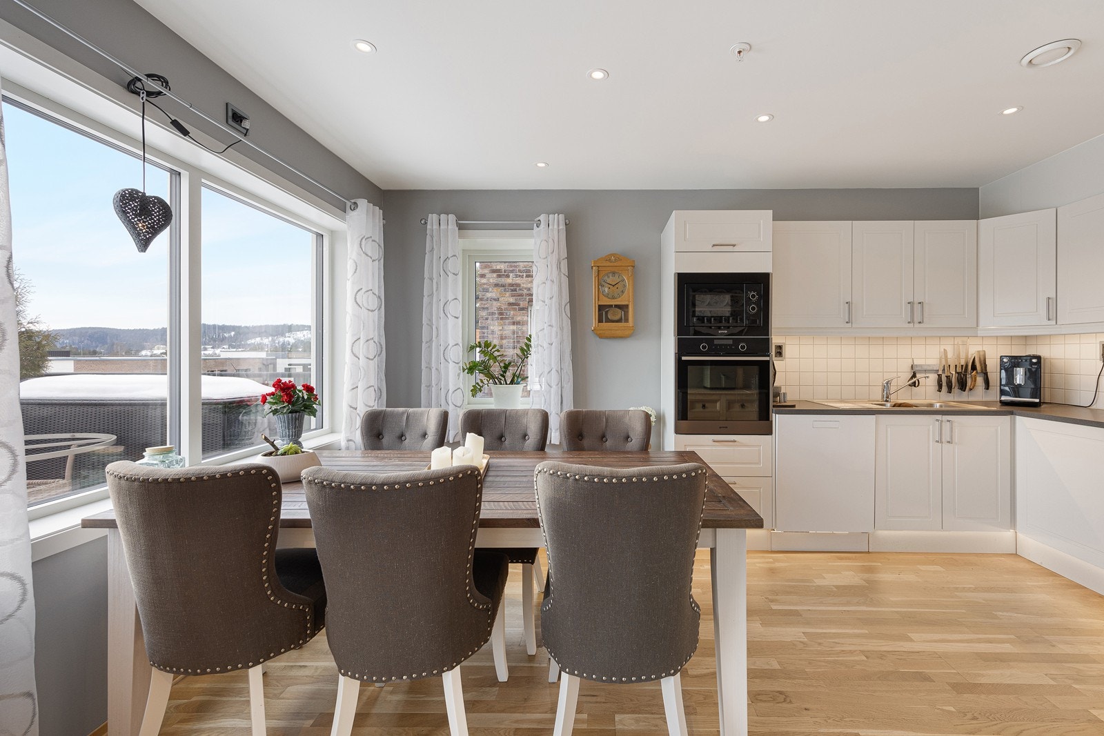 Kjøkkenet er et innbydende rom med godt utstyrt innredning og plass til å samle flere rundt spisebordet. Det er vinduer mot to himmelretninger, samt downlights i himlingen som sørger for god belysning på kveldstid. Galleribilde