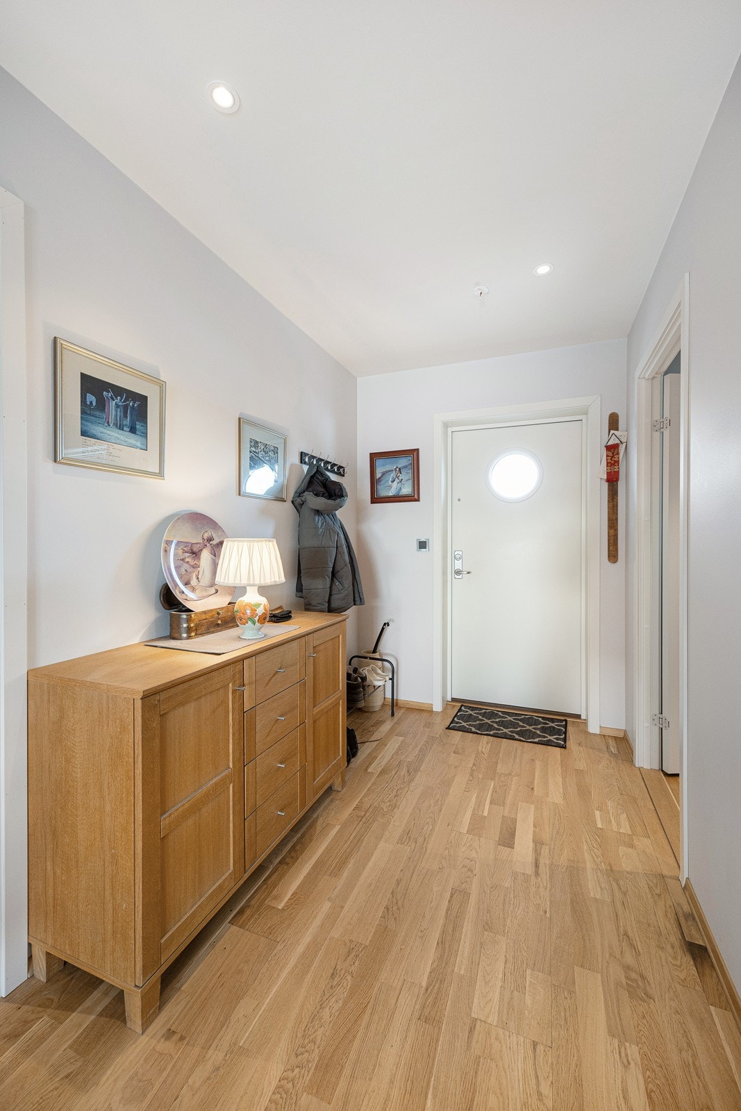 Entreen har parkettgulv og slette, lysmalte vegger med listefri overgang til himling. Gulvet har elektrisk varme, og i himlingen er det innfelte downlights. Galleribilde