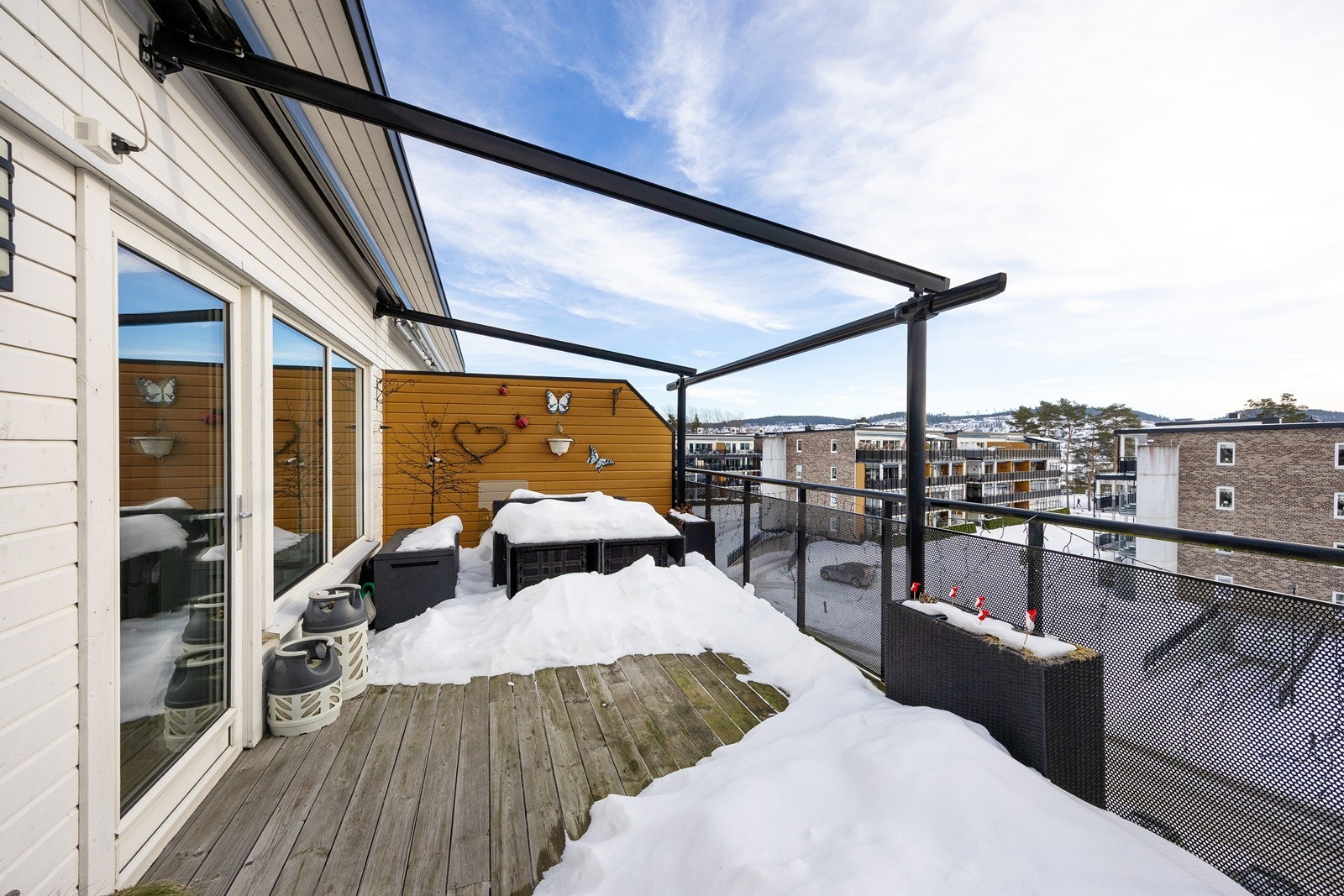 Deler av verandaen er overbygget av en pergola med elektrisk tak som gir fleksibilitet etter vær og behov. Galleribilde