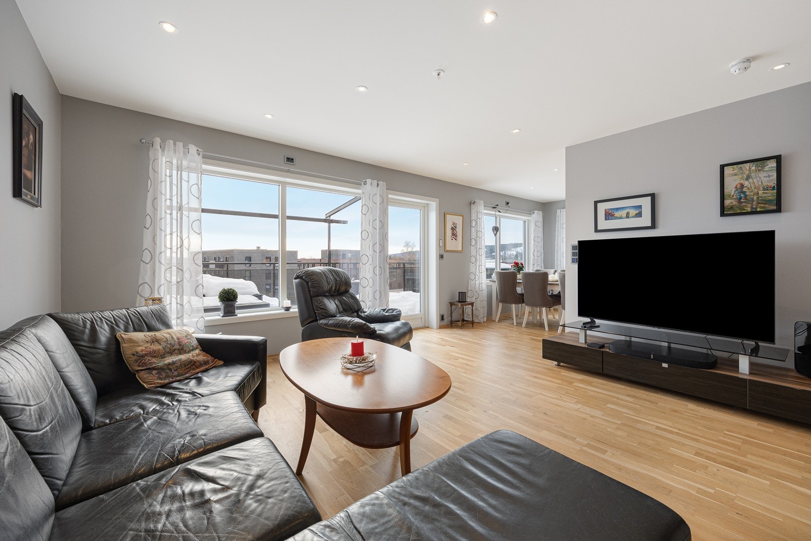 Leiligheten har en flott stue med store vinduer som slipper inn rikelig med naturlig dagslys. Det er også dør ut til balkongen, som gir en fin forlengelse av rommet i sommerhalvåret. Galleribilde