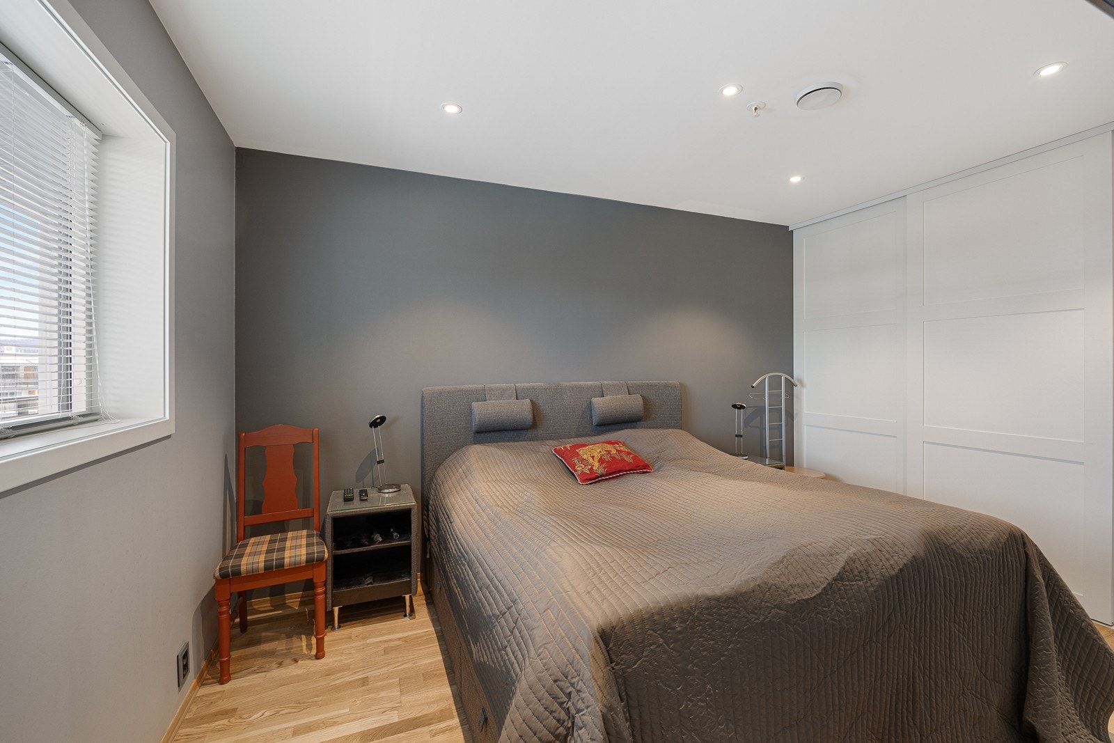 Leiligheten har to soverom på henholdsvis ca. 10 og 13 kvm. Begge rommene har vinduer vendt mot nord, noe som bidrar til et behagelig og svalt inneklima, særlig i sommerhalvåret. Galleribilde