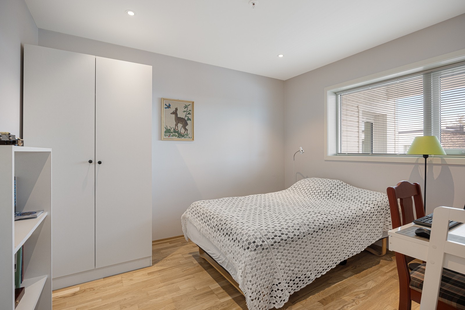 Det andre soverommet har et dobbelt garderobeskap. Leiligheten har en innvendig bod og en disponibel kjellerbod på ca. 6 kvm. Galleribilde