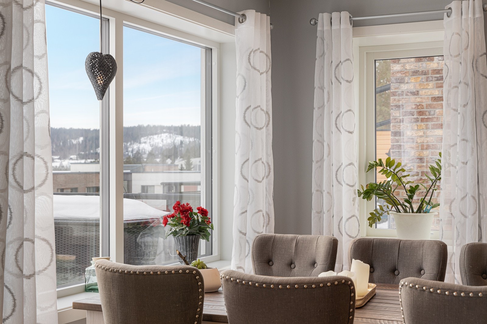 Fra leiligheten er det fint utsyn over nærområdet og mot skogkledte åser. Galleribilde