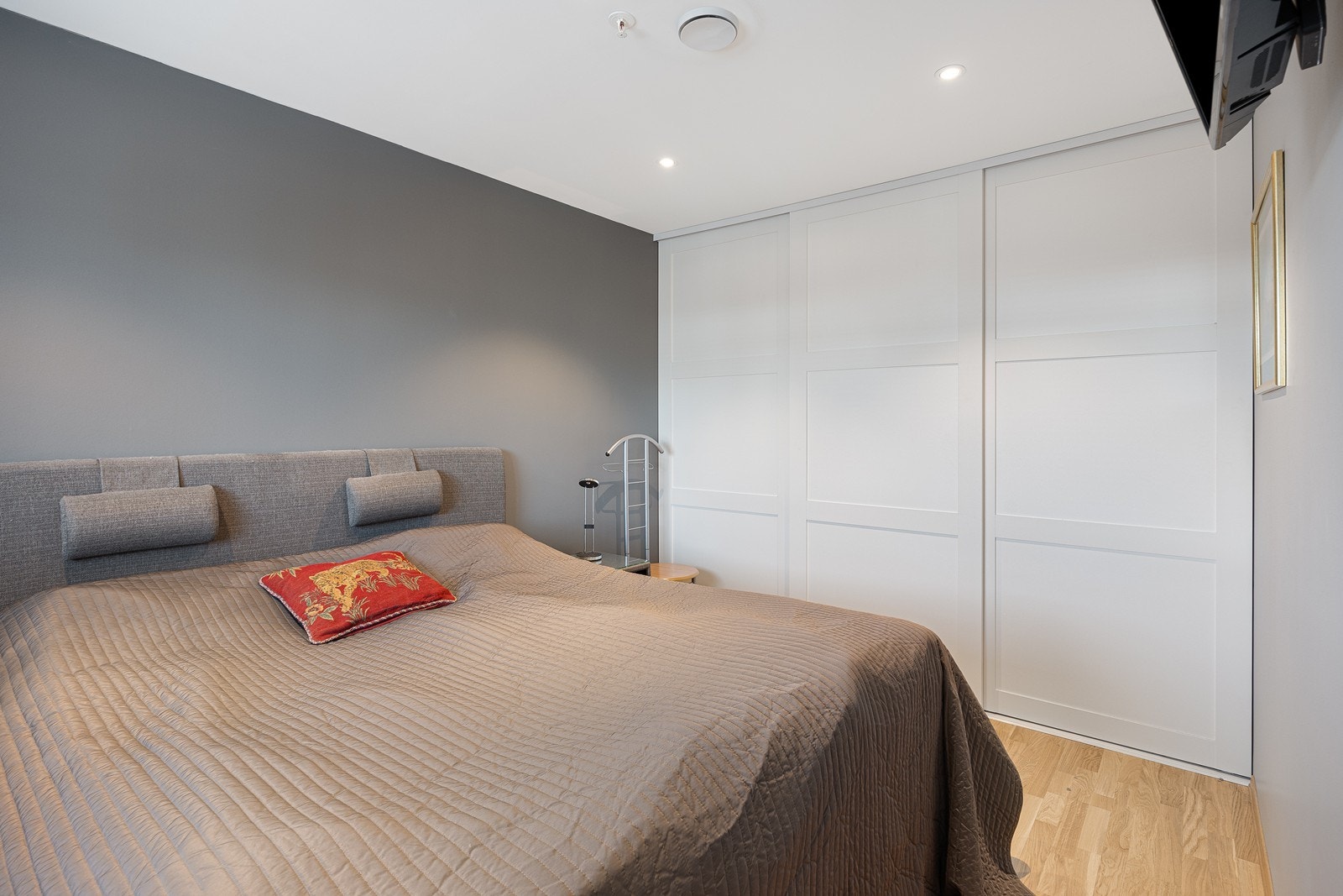 Soverommene er malt i ulike gråtoner, og det største har en bred, plassbygd skyvedørsgarderobe. Galleribilde