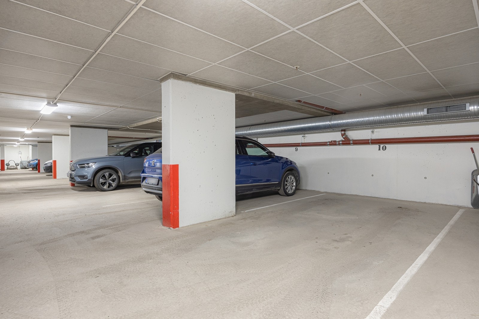 Det er ikke installert elbil-lader, men det er mulighet for det. Eier av el- og ladbare hybridbiler må selv bekoste opplegg av egnet strømkontakt som tilknyttes egen strømmåler. Galleribilde