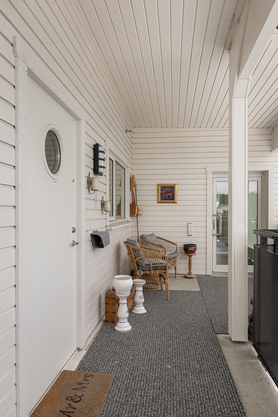 Leiligheten ligger i fjerde etasje og har adkomst fra svalgang via trapp og heis. Beliggenheten er praktisk, med inngang i umiddelbar nærhet til heisen, som tar deg direkte ned til garasjeanlegget. Galleribilde