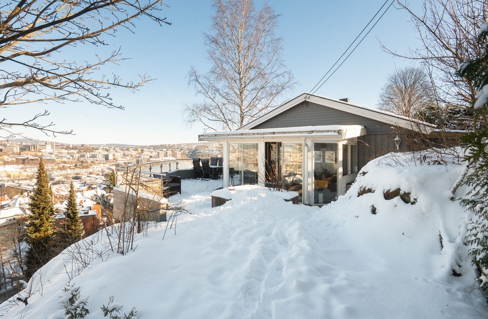 Boligen er en selveid tomannsbolig sammen med Brannfjellveien 12 A, med et eget gårds og bruks nummer Galleribilde
