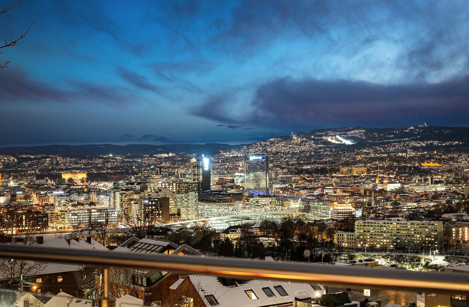 Utsikt over sentrum og store deler av Oslo. Galleribilde