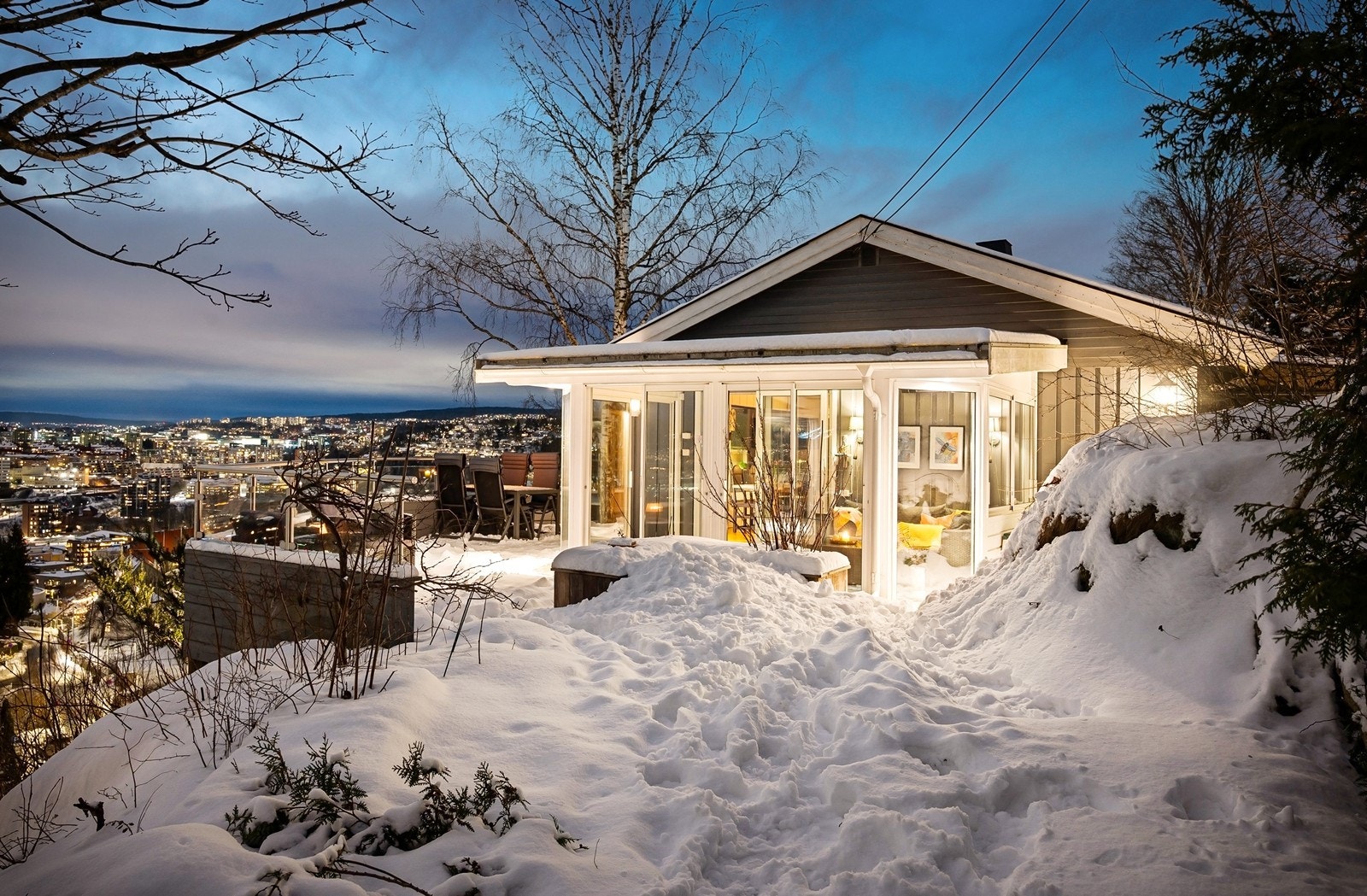 Boligen har terrasse, veranda, hagestue og hagepartier på overside og under veranda Galleribilde