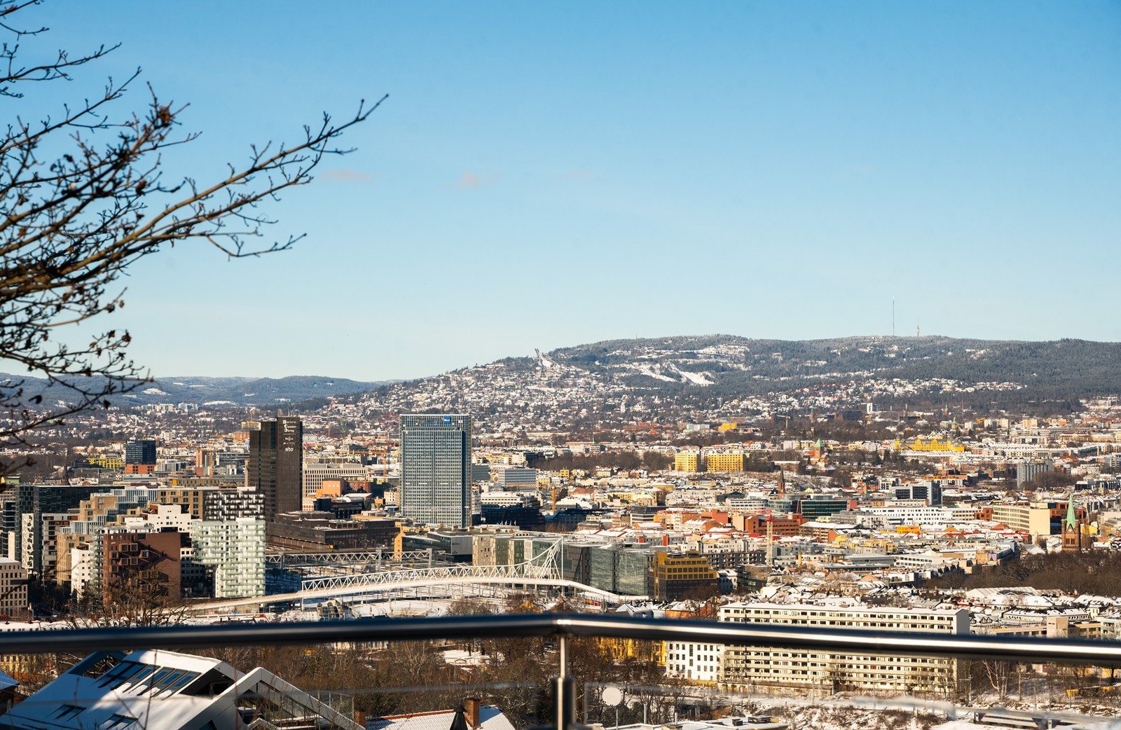 Boligen ligger helt i front og det er en vidstrakt utsikt over sentrum og store deler av Oslo. Galleribilde