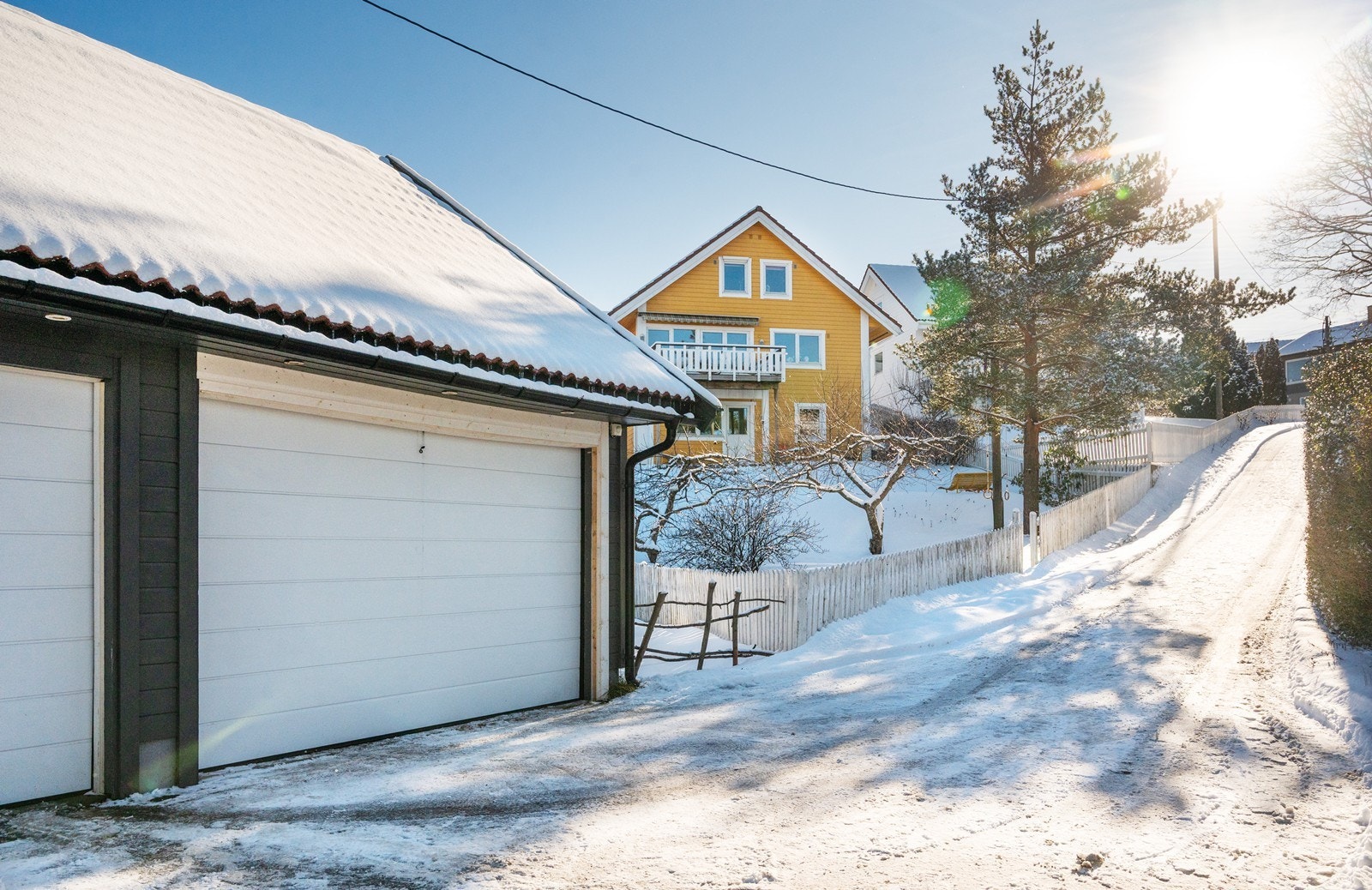 Garasjeplass med portåpner og ladeboks Galleribilde