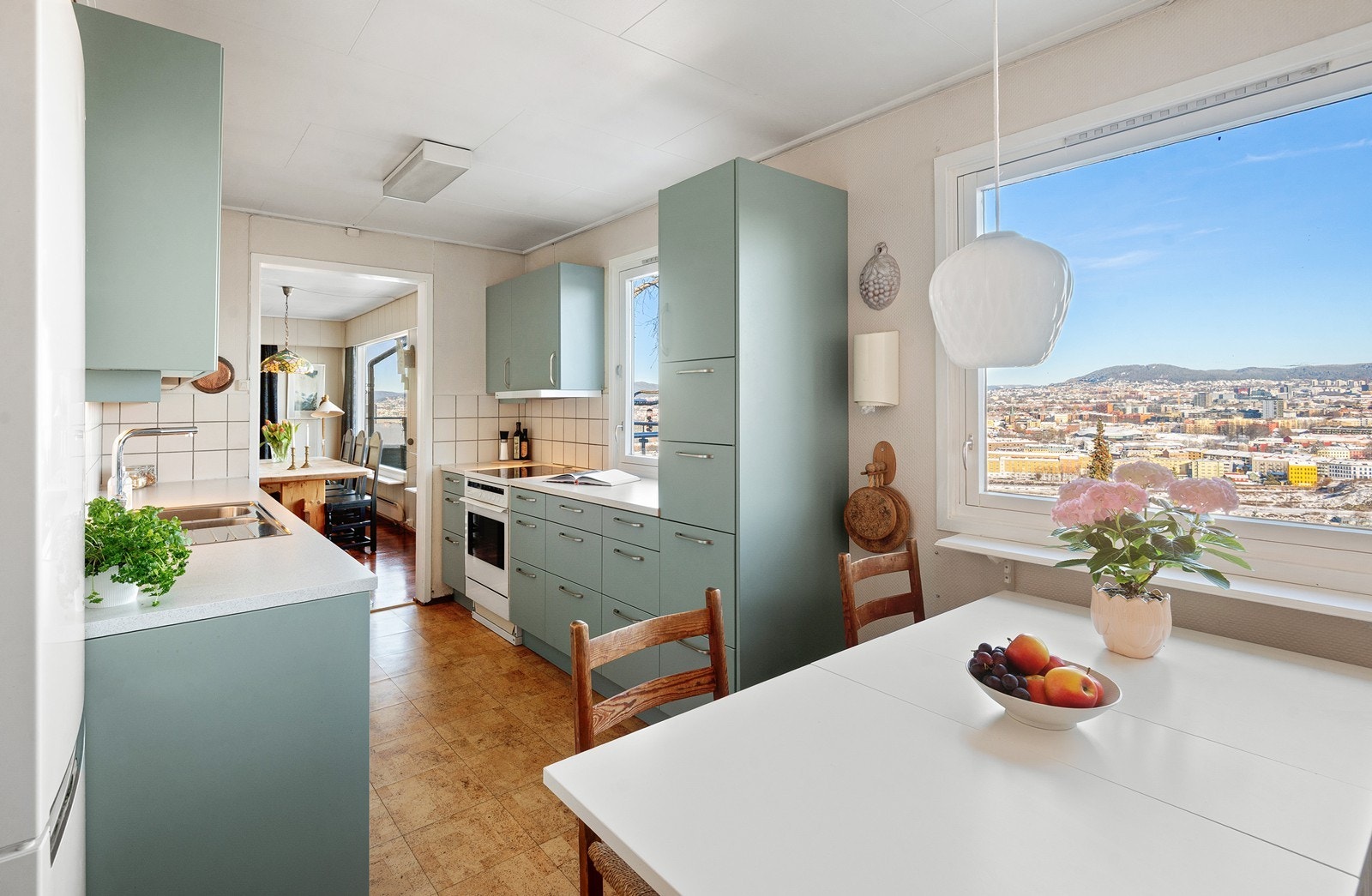 Kjøkken med vidstrakt utsikt over Oslo sentrum Galleribilde