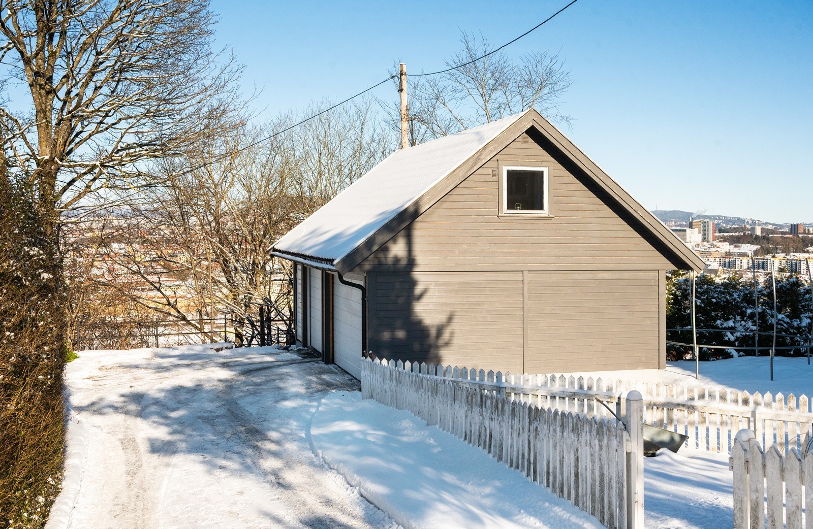 Adkomst fra Brannfjellveien og ned til delt garasje med Nabo i 12 A - god svingradius til første dør Galleribilde