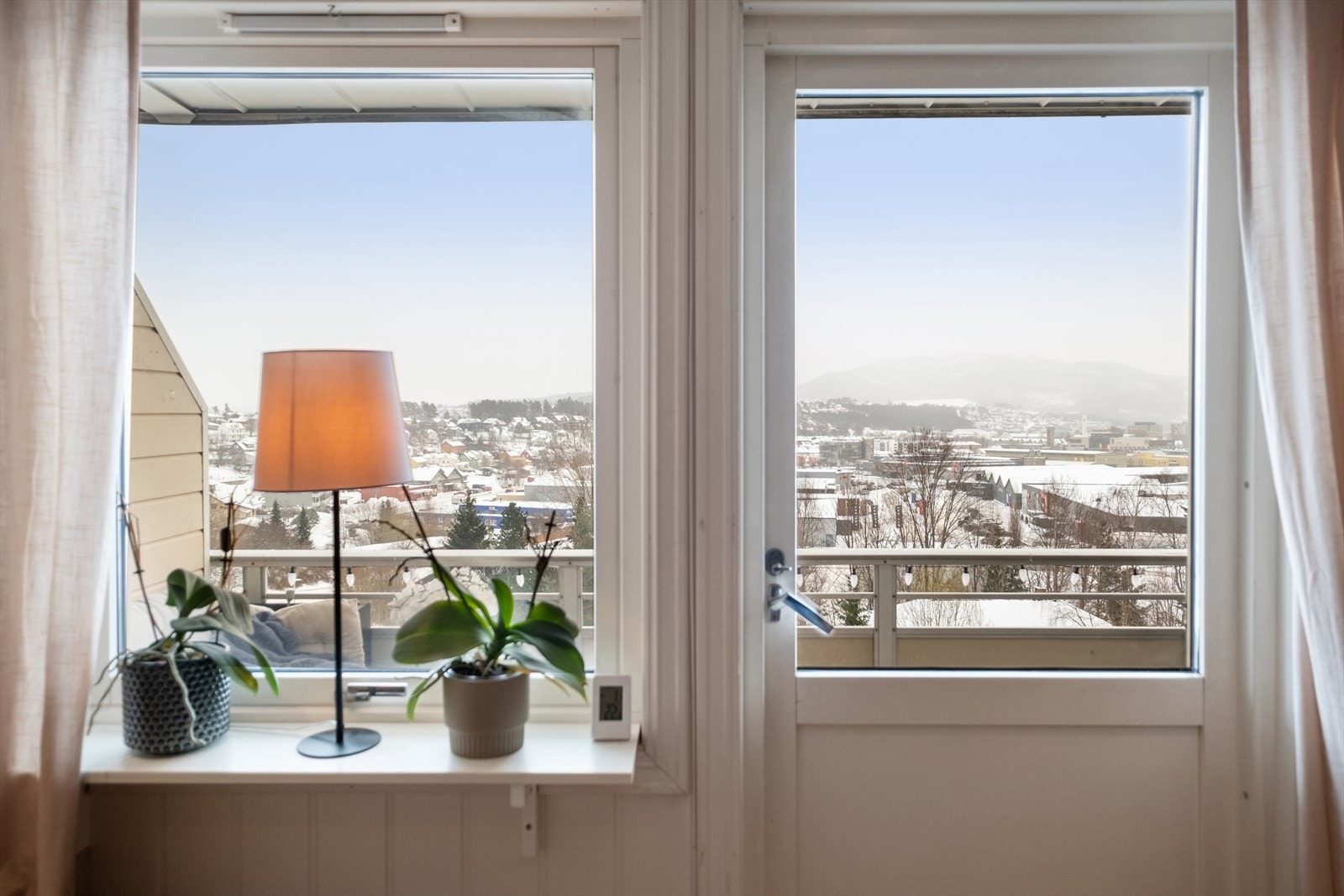 Nydelig utsikt fra stuen med blikket vendt utover hyggelige Egge og det koselige nærområdet. Galleribilde