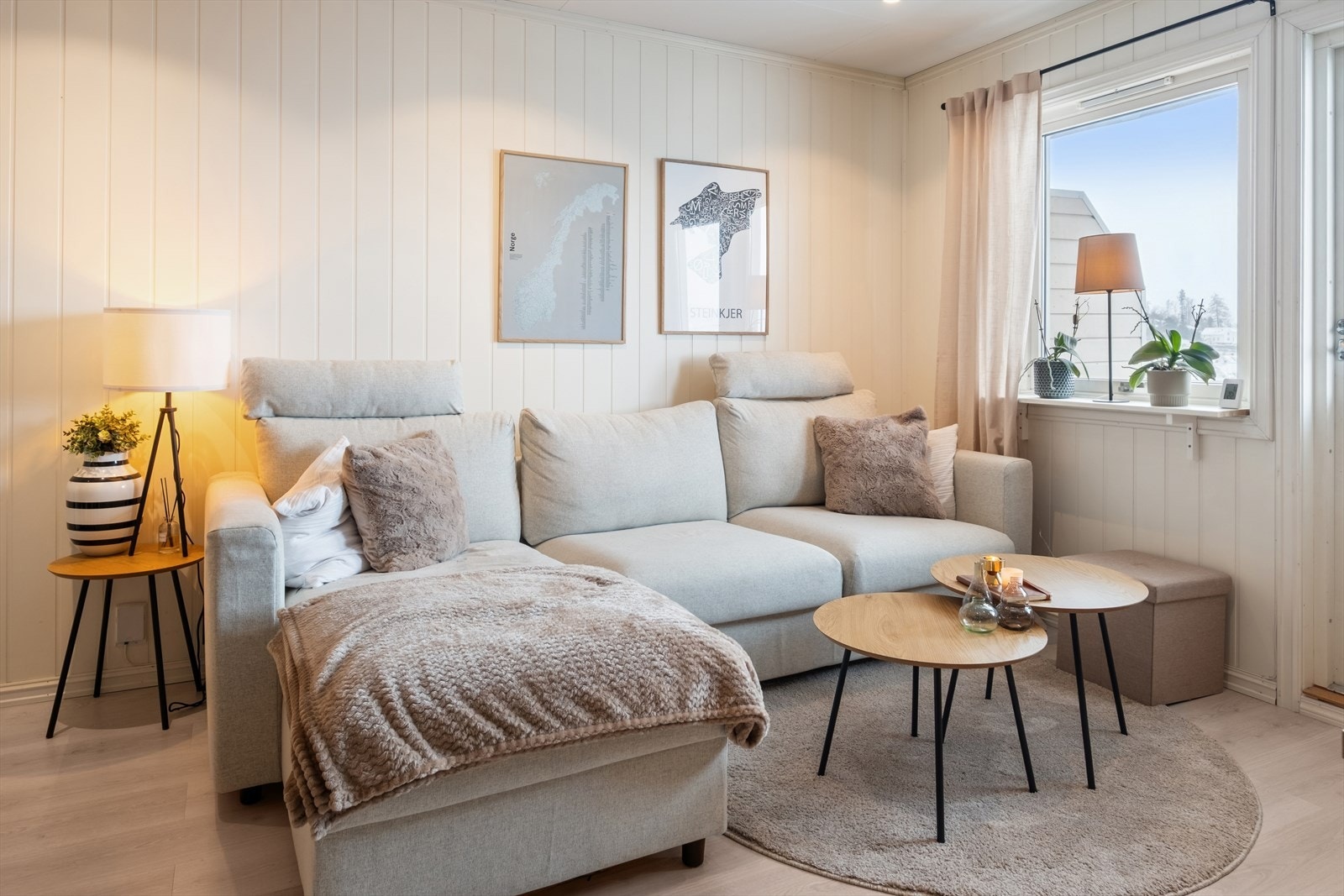 Lun og innbydende sofakrok. Et perfekt sted å slappe med godt lys som skaper hjemmekoselig stemning. Galleribilde