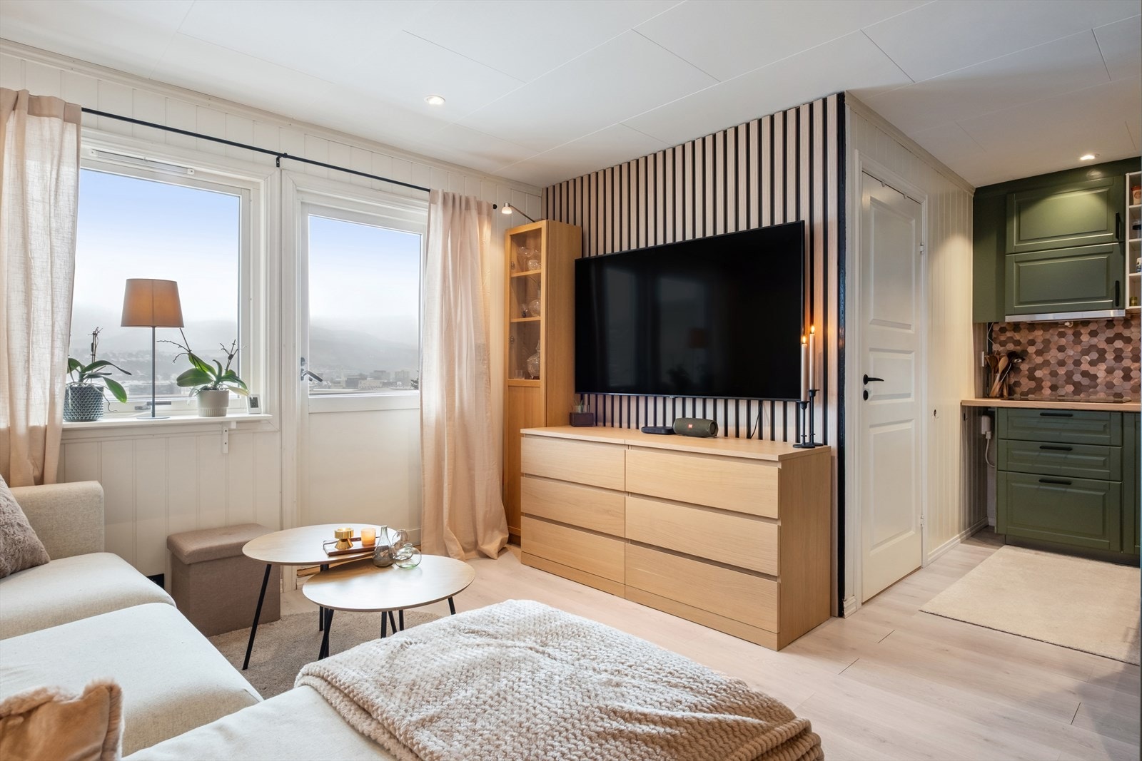 Fra stuen med utgang til solrik balkong med nydelig utsikt. Galleribilde