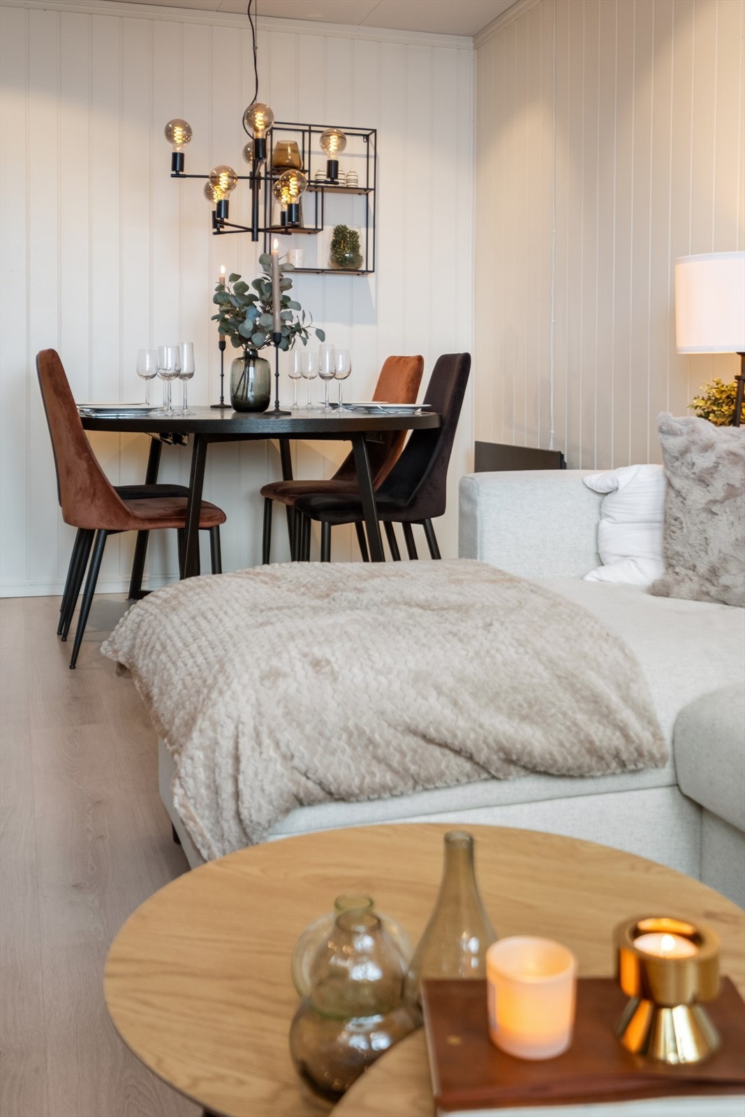 Spiseplass hvor du kan dekke opp og samle familie og gode venner til hyggelige måltider og sosiale sammenkomster. Galleribilde