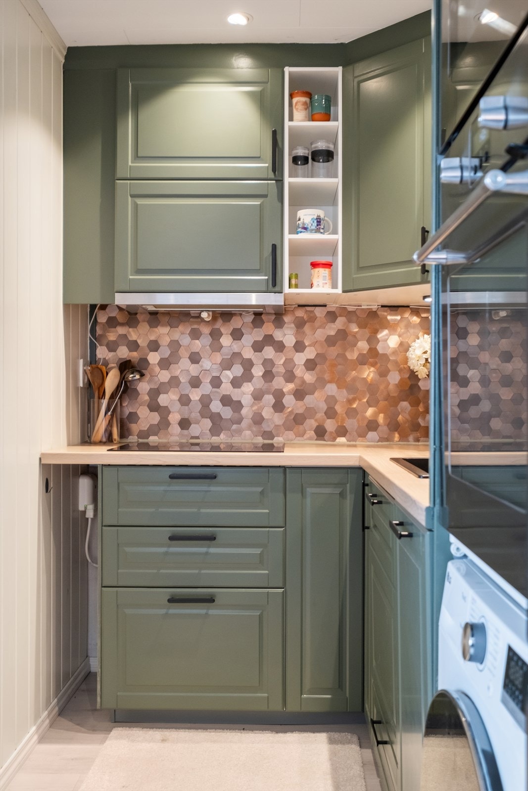 Innredningen har profilerte fronter som gir et klassisk og elegant uttrykk, kombinert med en solid benkeplate i laminat som tåler daglig bruk. Galleribilde