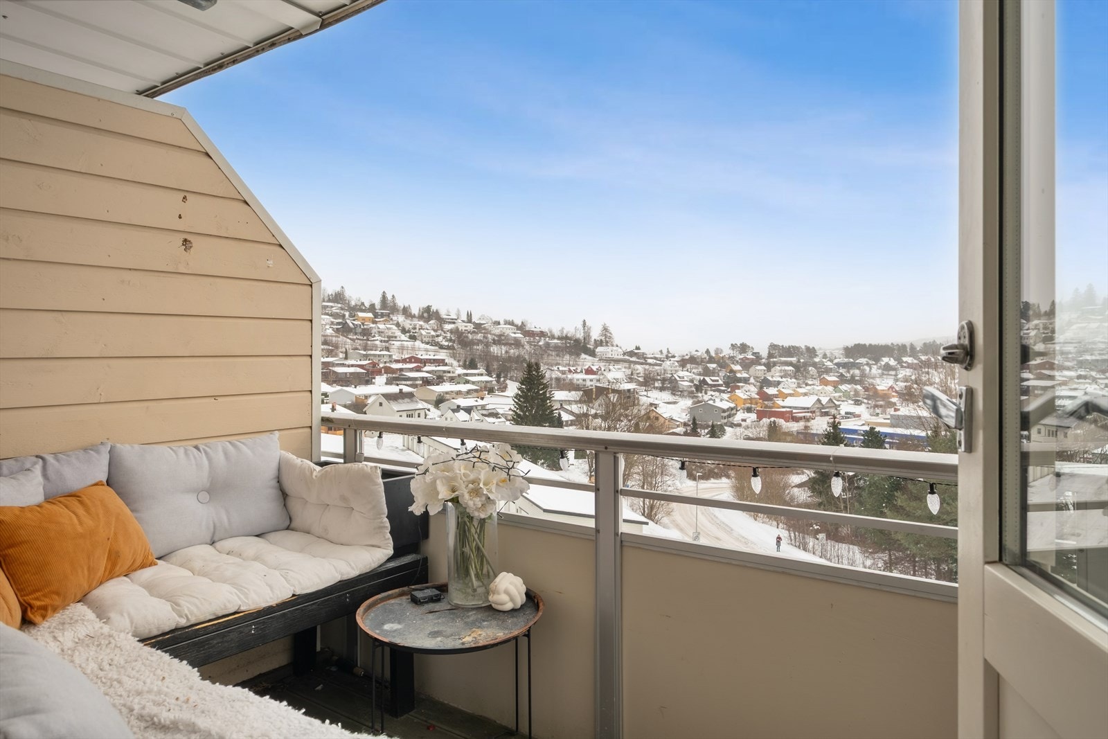 Skjermet balkong til stor glede på gode og varme sommerdager. Galleribilde