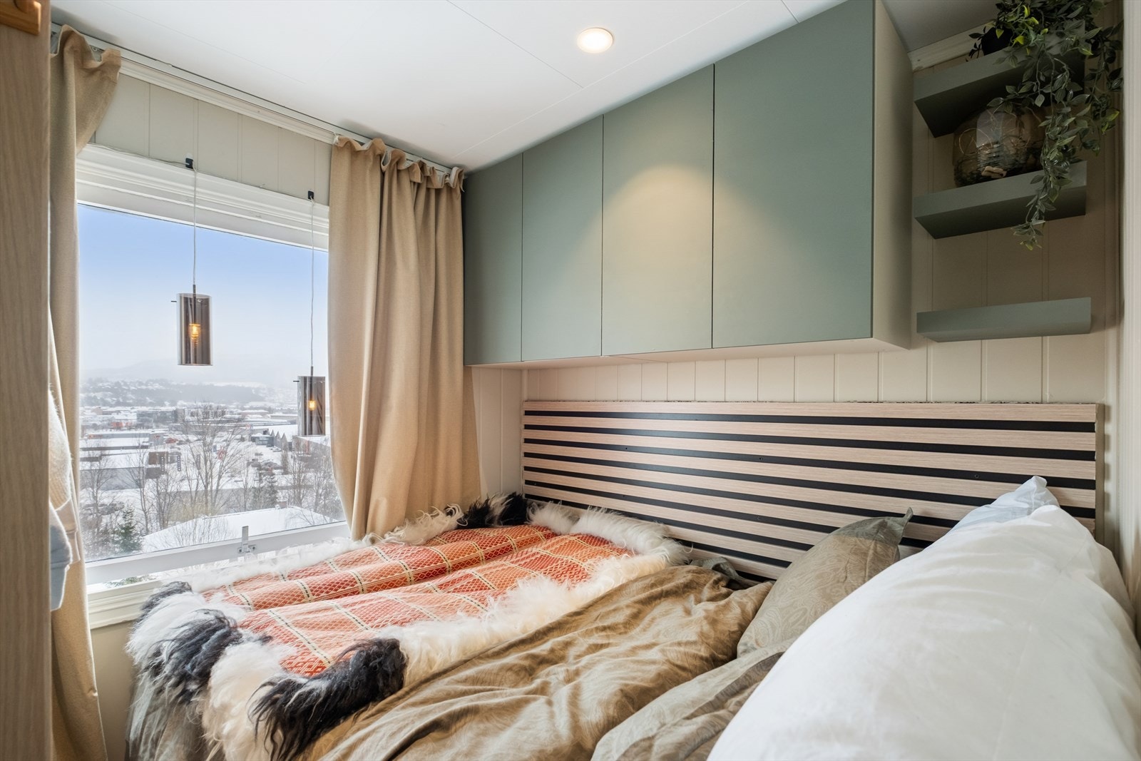 Soverommet fremstår som lyst og koselig, med god plass til dobbeltseng og praktisk lagringsplass i skapene plassert over sengen. Galleribilde