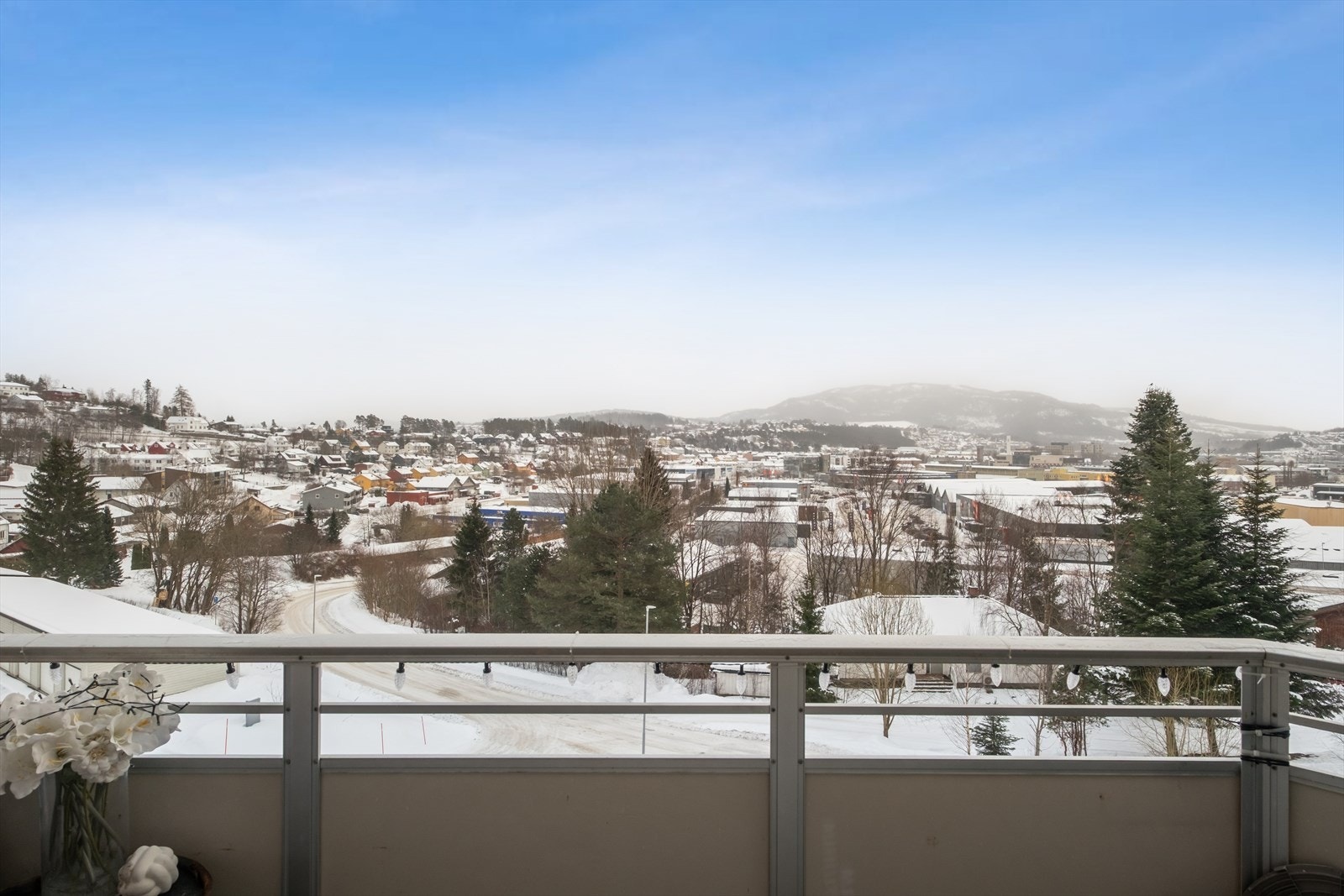 Her kan du nyte en nydelig utsikt over det koselige boligområdet som omgir eiendommen. Galleribilde