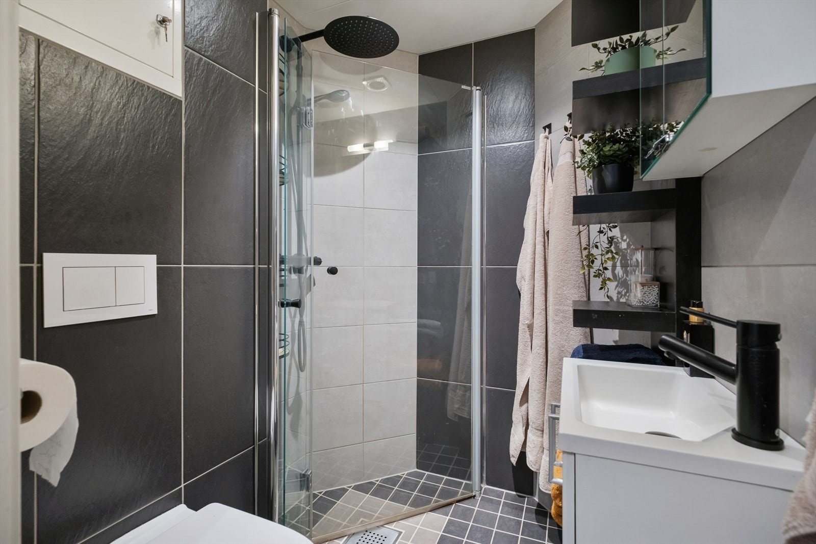 Badet ble smakfullt oppgradert i 2016 og fremstår som et lyst og tiltalende rom med flislagte overflater på både gulv og vegger. Galleribilde