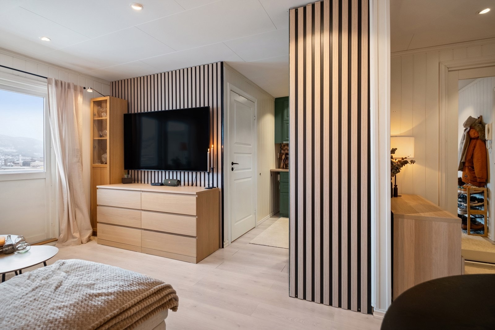 Lys og fin stue med moderne spilevegger. Galleribilde