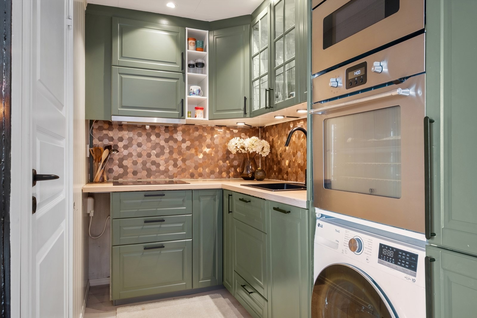 Godt utstyrt med nødvendige hvitevarer som kjøl-/fryseskap, oppvaskmaskin, komfyr, platetopp og mikrobølgeovn. Galleribilde