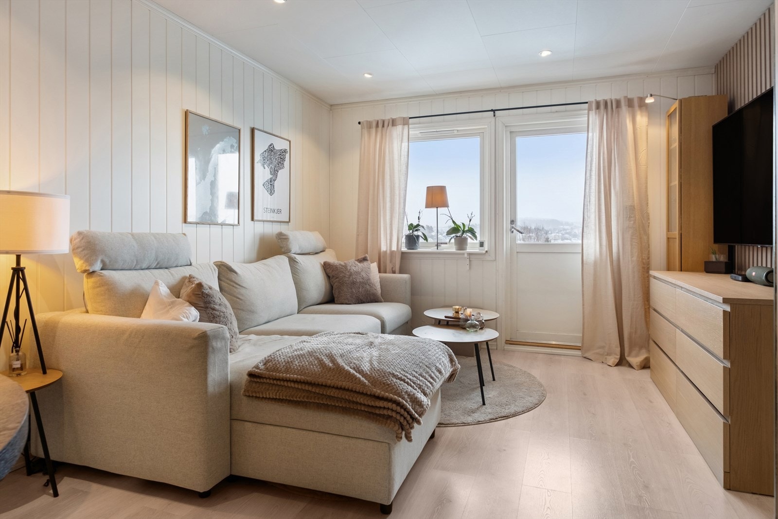 Lys og trivelig stue med store vindusflater som gir godt med dagslys inn. Galleribilde