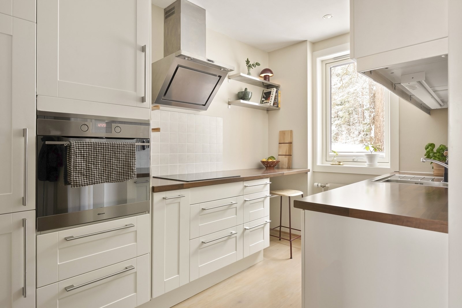 Innredningen har profilerte fronter og en slitesterk laminatbenkeplate. Galleribilde