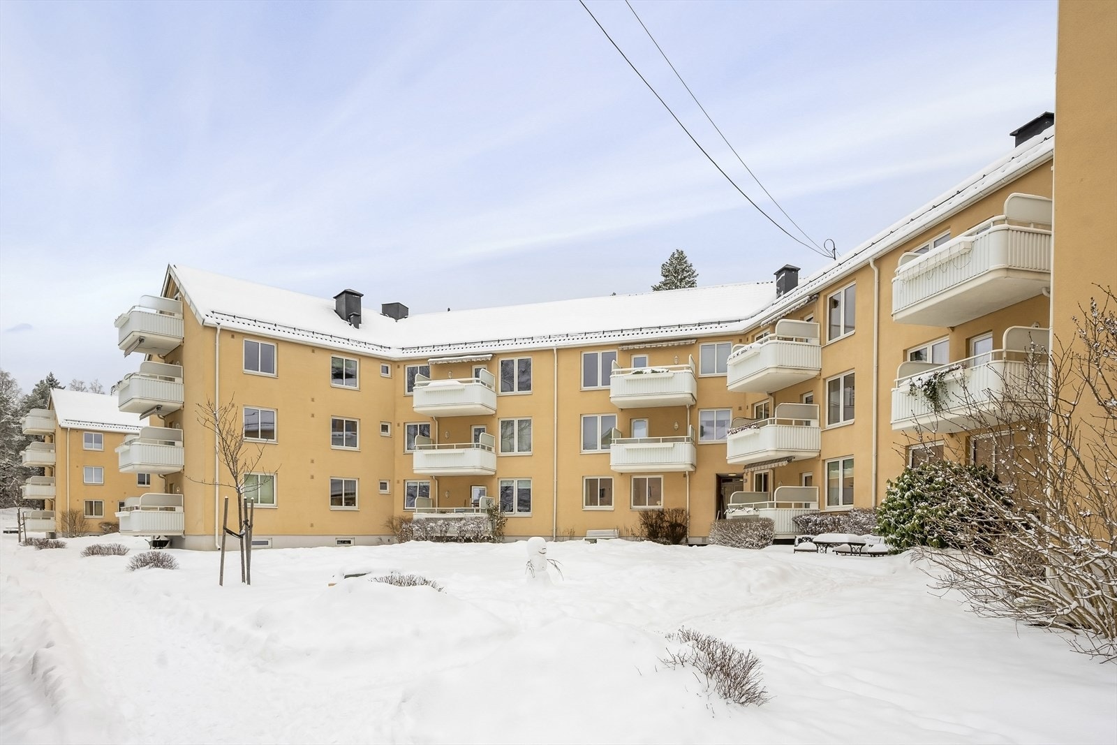 Boligselskapet har pent opparbeidede fellesarealer med gressplen og beplantning. Galleribilde