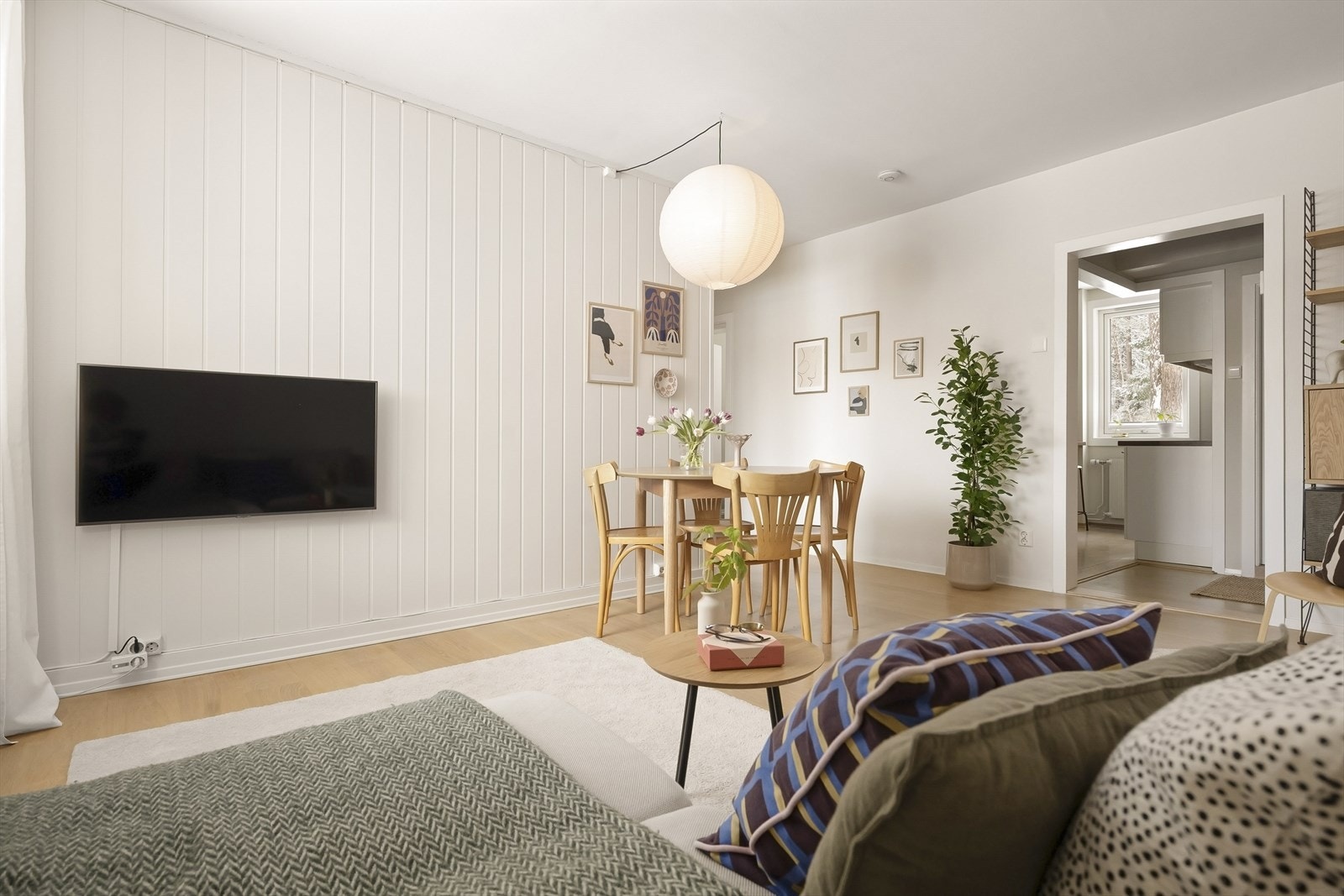 En vegg med panel gir stuen en egen karakter. Rommet er oppvarmet med vannbåren varme via radiator. Galleribilde