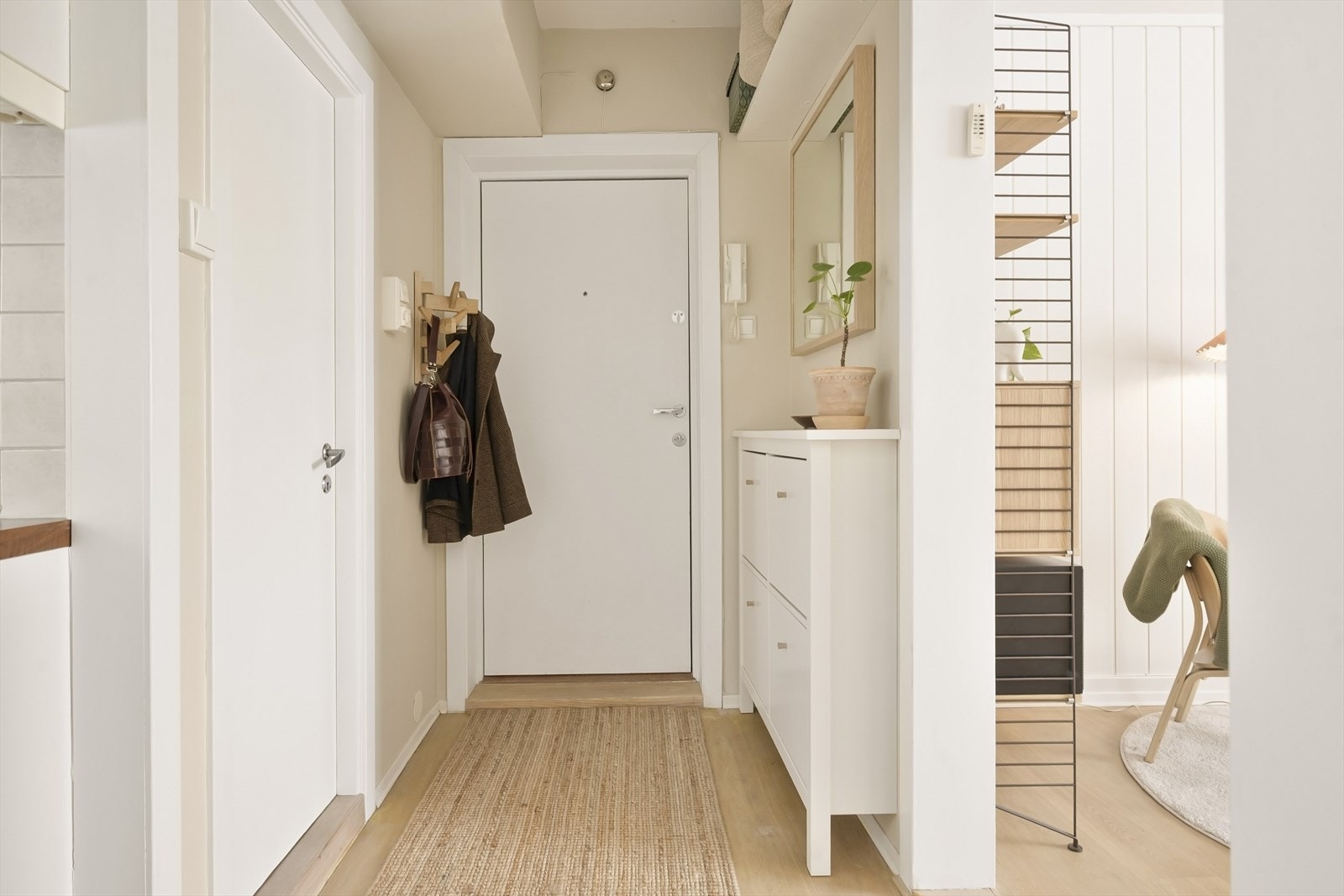 Entréen har plass til yttertøy og er utstyrt med dørcallinganlegg for enkel adkomstkontroll. Galleribilde