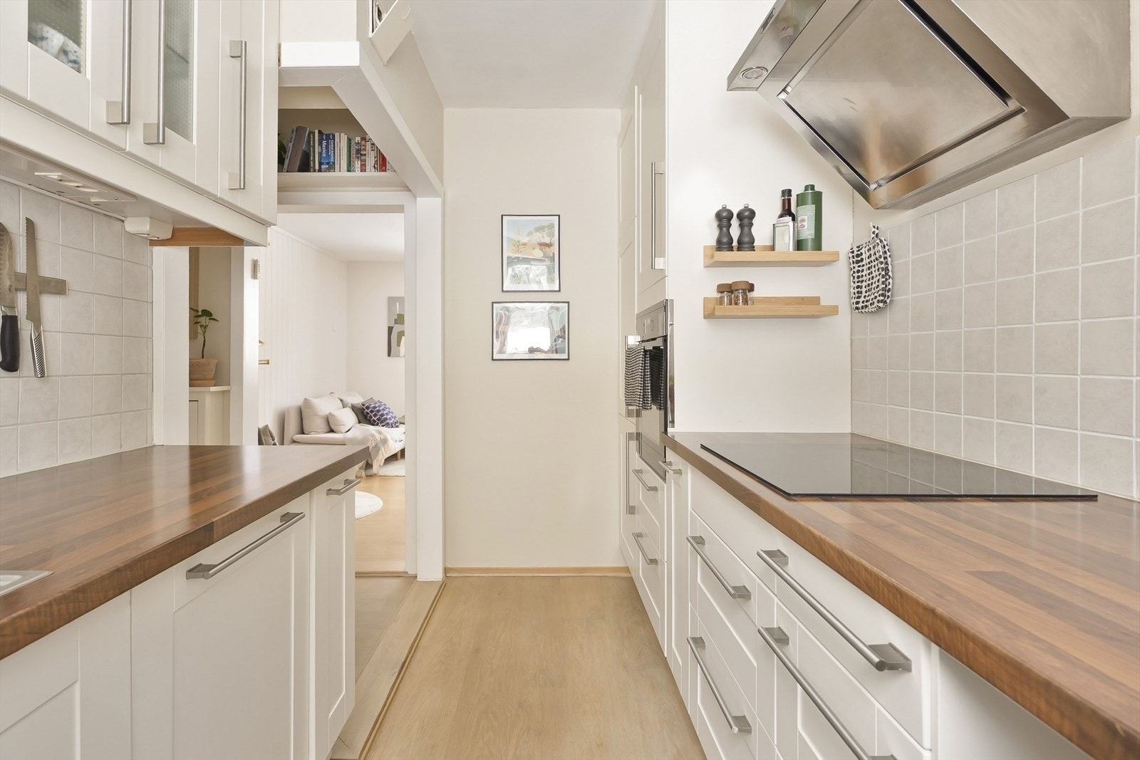 Kjøkkenet har en praktisk utforming med flislagte flater over benken. Galleribilde