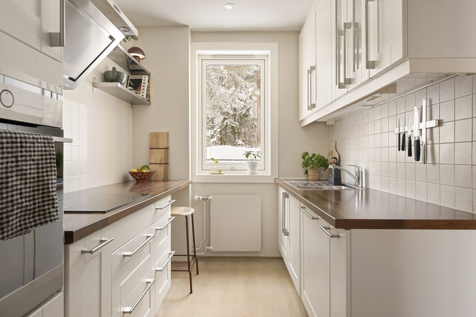 Funksjonelt kjøkken med innredning fra 2016, gode arbeidsflater og rikelig med skapplass. Galleribilde