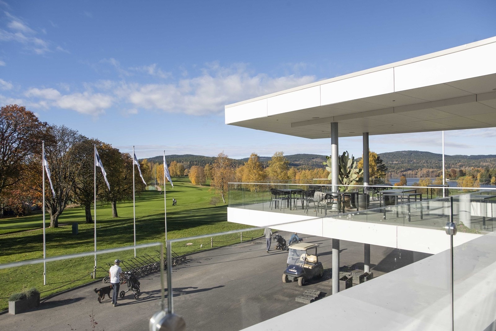 Klubbhuset ved Bogstadvannet tilbyr hyggelige fasiliteter og et sosialt miljø for medlemmer og besøkende. Galleribilde