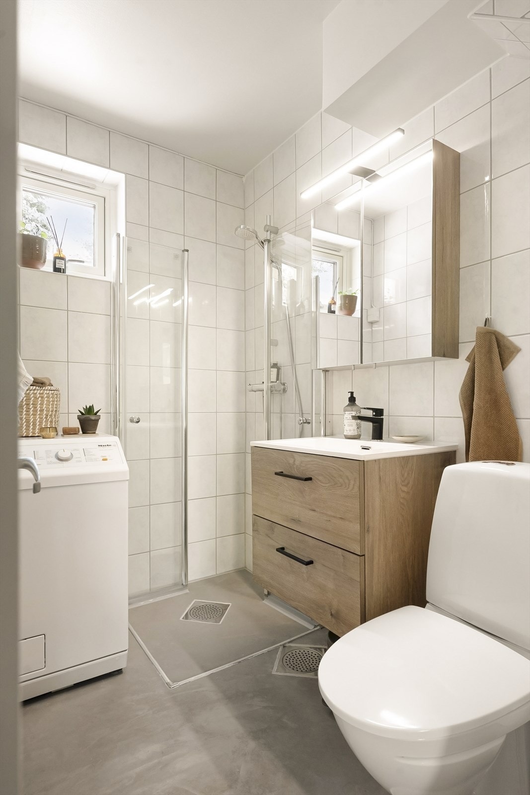 Badet ble oppgradert i 2023 og har varmekabler i gulvet for økt komfort. Galleribilde