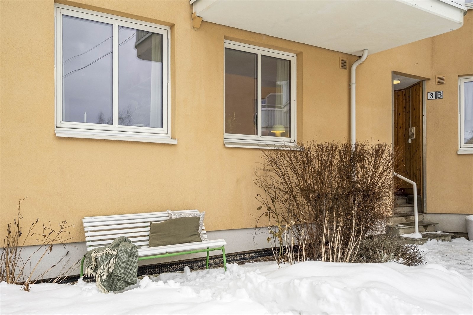 Bygningen har en pusset og malt fasade, og leiligheten ligger i første etasje med enkel adkomst. Galleribilde