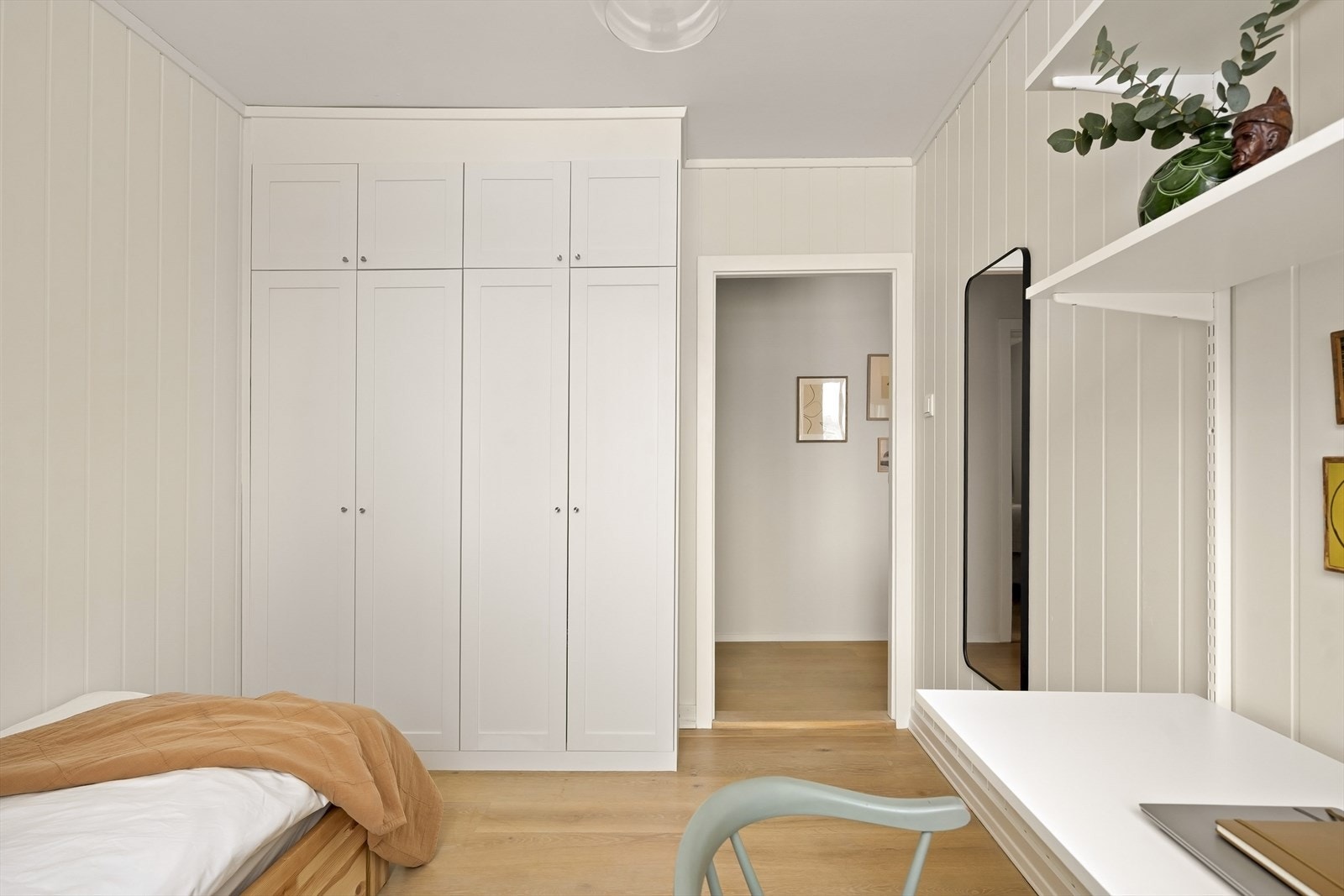 En plassbygd garderobe gir rikelig med oppbevaringsplass. Galleribilde