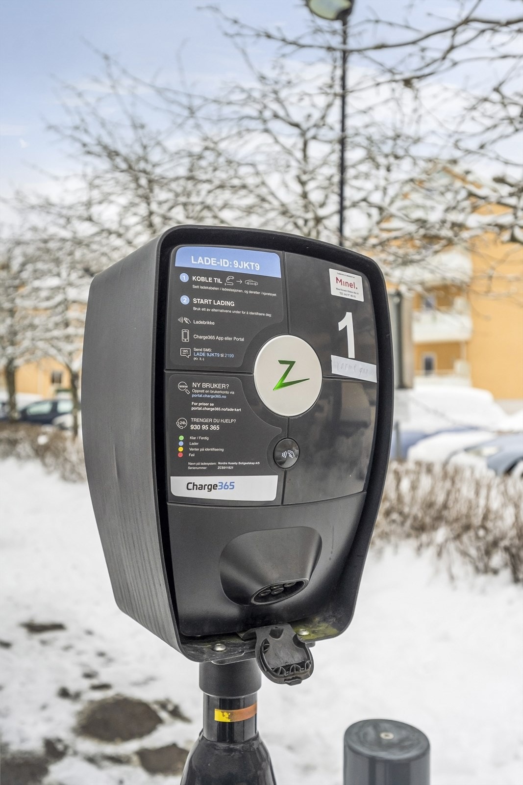 Det er tilrettelagt for elbillading i boligselskapet. Galleribilde