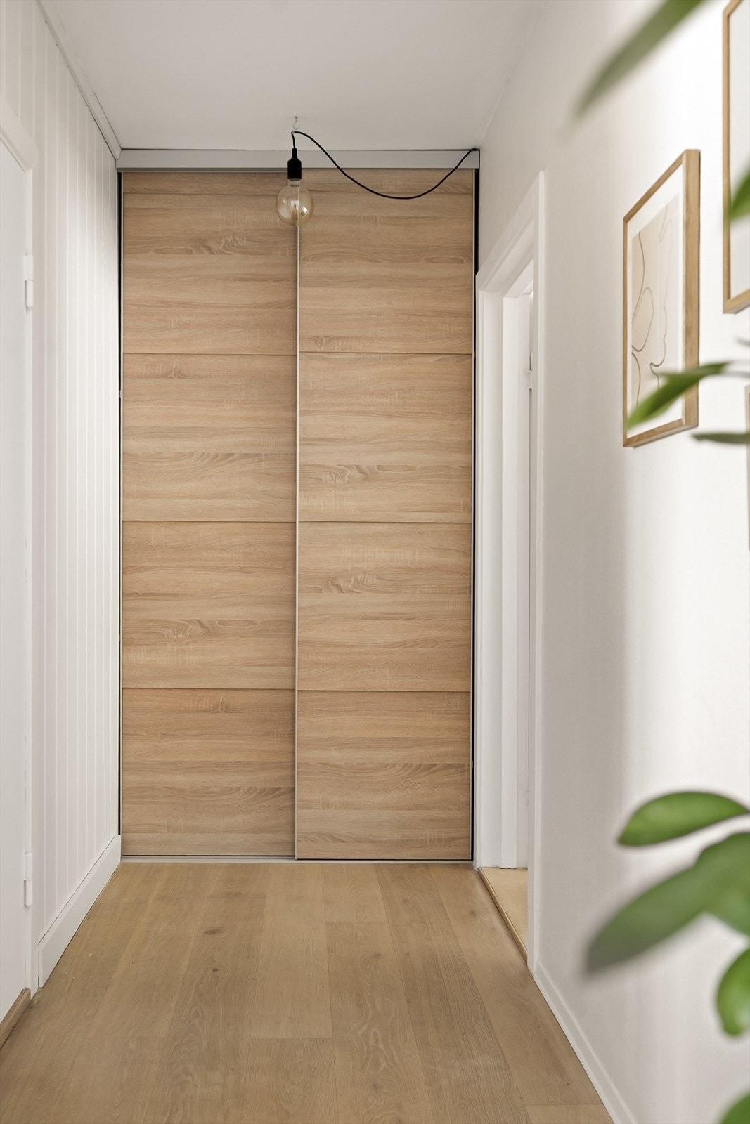 En romslig skyvedørsgarderobe gir gode oppbevaringsmuligheter for klær og utstyr. Galleribilde