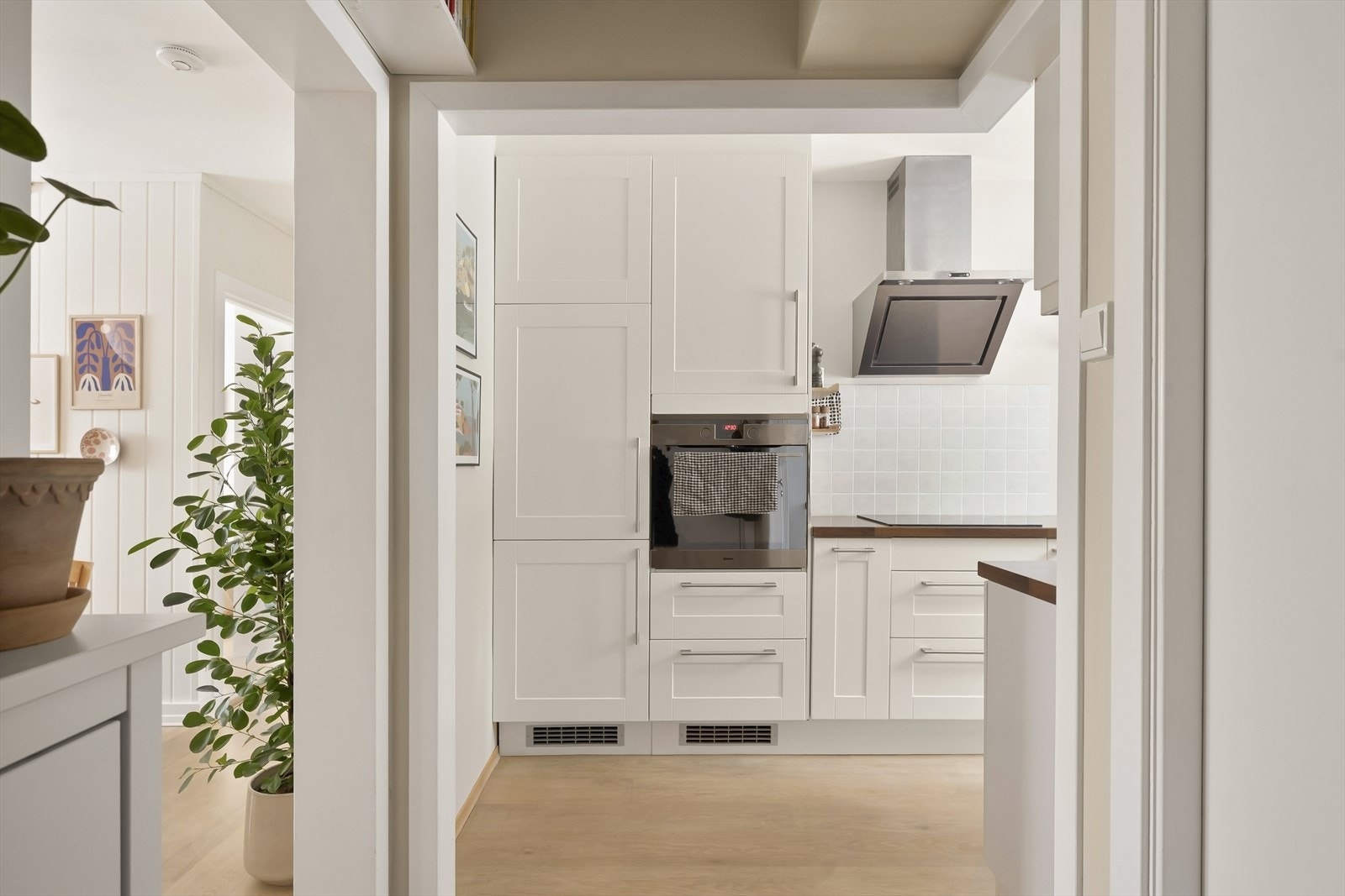 Kjøkkenet er utstyrt med integrert stekeovn og en platetopp som var ny i 2019. Galleribilde